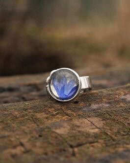 Mały pierścionek z niebieskim Chabrem