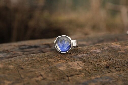 Mały pierścionek z niebieskim Chabrem